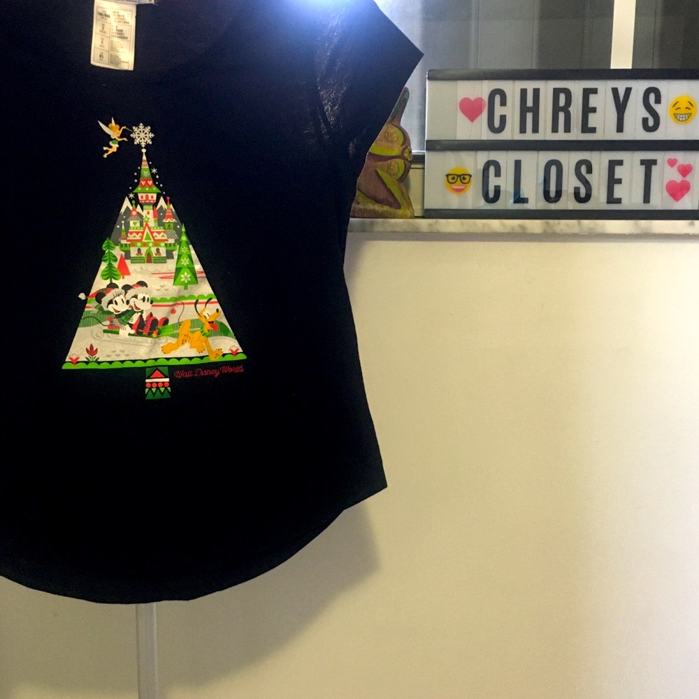 Women’s Disney Christmas tee size Small.